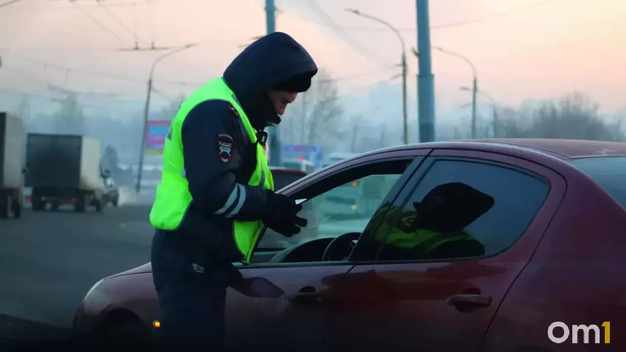 36-летний мужчина угнал автомобиль возле торгового комплекса на Левобережье Омска, повредил первую машину «Ниву» и столкнулся с BMW X3; в крови нарушителя зафиксировано 0,828 мг/л алкоголя; пострадавшего водителя госпитализировали.