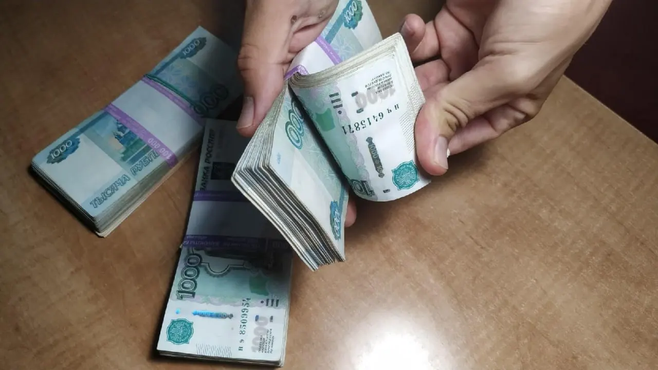 Статистика прокуратуры: за первые 9 месяцев 2025 года зафиксировано 4026 случаев дистанционных мошенничеств, в этом году — 3022, ущерб снизился до 988 миллионов.