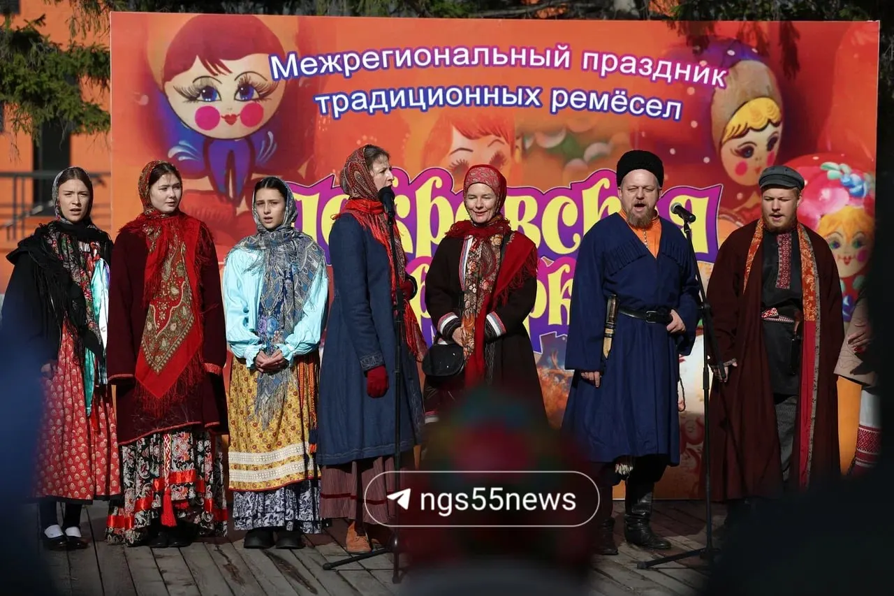 Омск принимает гостей на ярмарке ремесел: мастера и артисты собираются на бульваре Мартынова, атмосфера народного творчества и ремесел. Мероприятие приурочено к Покрову Богородицы.
