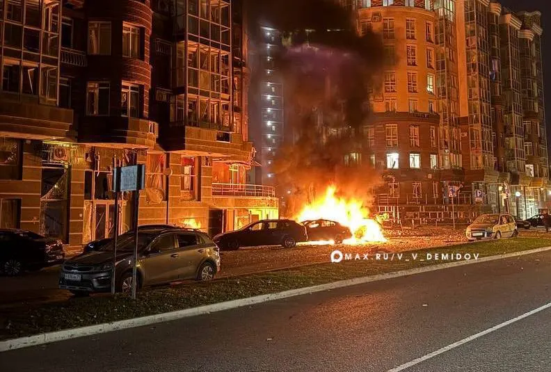 Ночная волна ударов беспилотников затронула Белгородскую область, Липецкую область и Омск. Есть погибший и раненые, зафиксированы повреждения инфраструктуры.