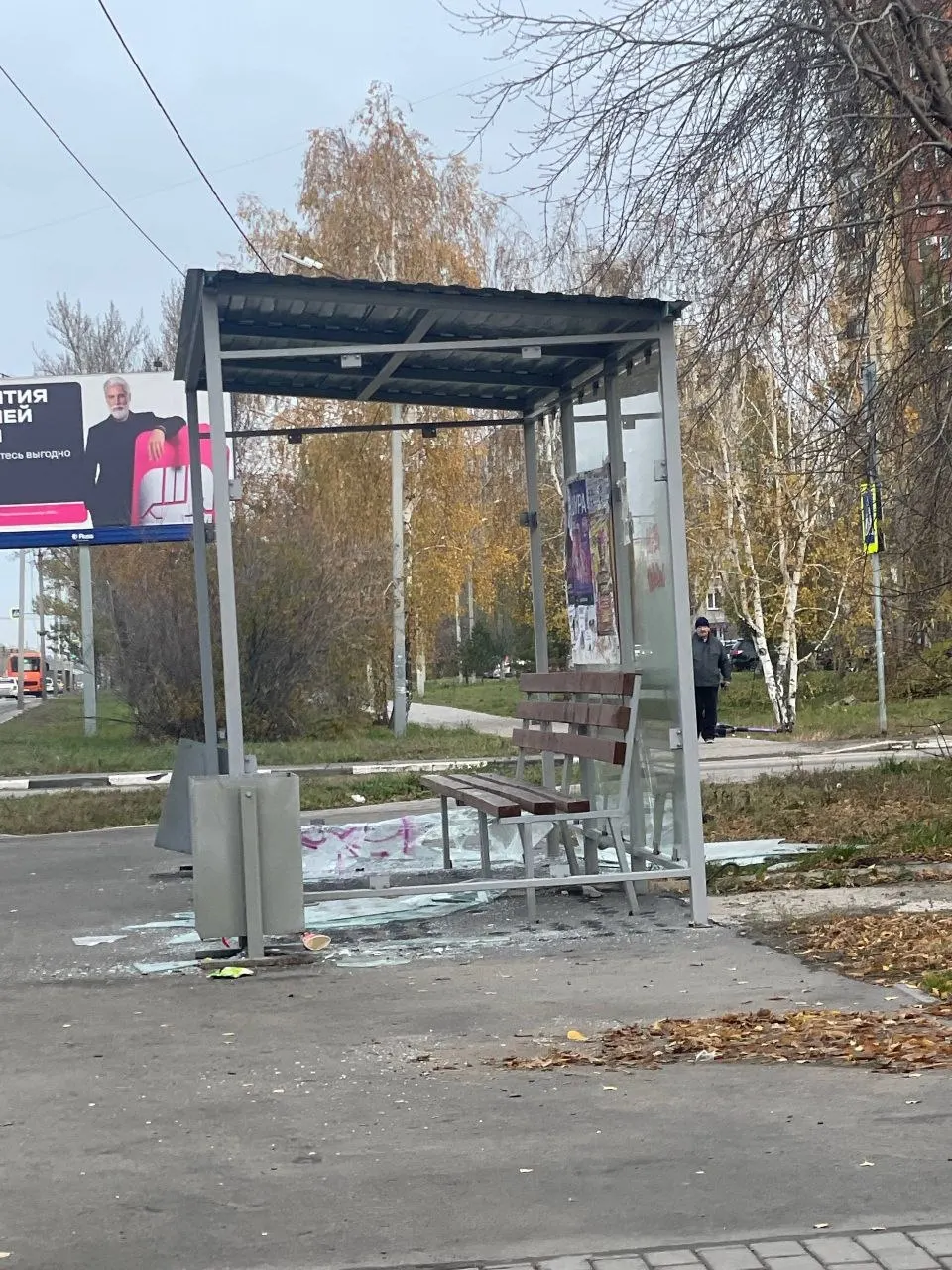 По мнению редакции, повреждения выглядят как результат вандализма, а не след вчерашней атаки беспилотников; просим сохранять спокойствие и сообщать в редакцию при необходимости.