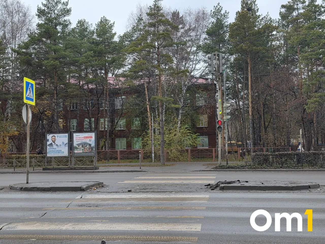 Около 03:00 26 октября в Амурском поселке водитель сбил островок безопасности и повредил светофор; пострадавших нет.