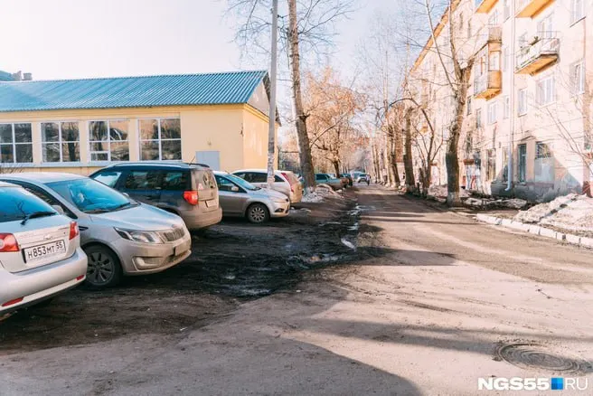 В Омске опубликован проект постановления о новых способах оплаты платной парковки: как платить через сайт, приложение и Сбербанк, а также по SMS; тариф — 60 рублей в час; парковки работают по будням с 8:00 до 20:00, в выходные — бесплатно; деньги пойдут в городской бюджет.