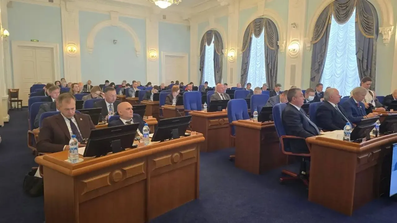 Законопроект вводит дополнительные ограничения на розничную продажу табачной и никотинсодержащей продукции, включая полный запрет на вейпы и жидкости для них в период с 2027 по 2032 год.