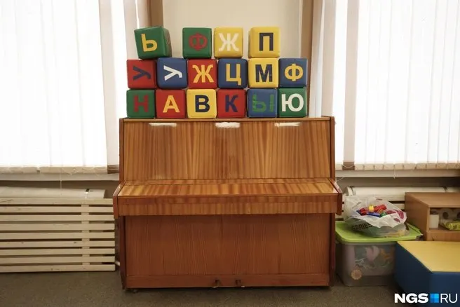 В омской адаптивной школе-саду № 292 зафиксированы случаи агрессивного поведения у учащегося с особенностями: он ломает мебель, кидает стулья, кричит и угрожает одноклассникам. Некоторые дети получили травмы; во время занятий в классах дежурят взрослые.