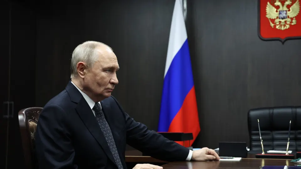 Путин сообщил, что на встрече с американским посланником достигнуто соглашение о возобновлении трехсторонних контактов по урегулированию конфликта на Украине.